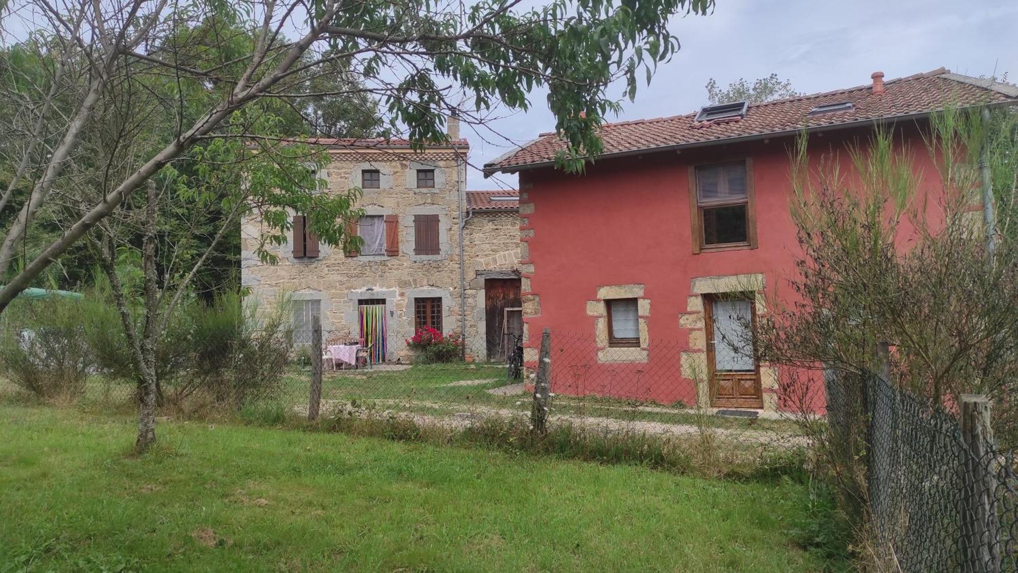 Gite La Roche Bertignat Bagian luar foto